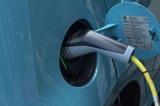 Firmy dostanou miliardu na elektromobily - Novinky
